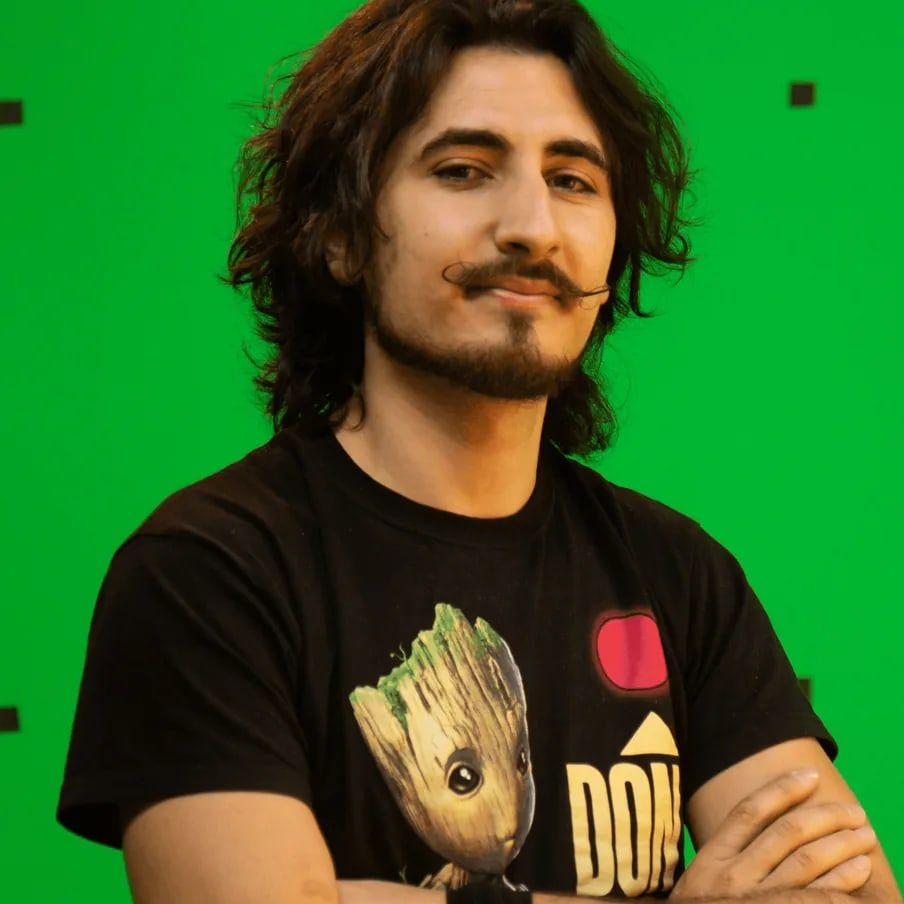 Gerardo Schiavone davanti a un green screen